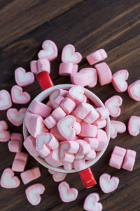 棉花糖甜甜的粉红色心在红色的碗照片