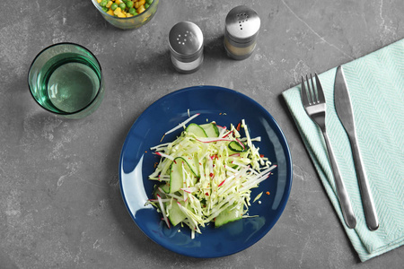 黑色餐桌上的健康卷心菜沙拉平躺组合