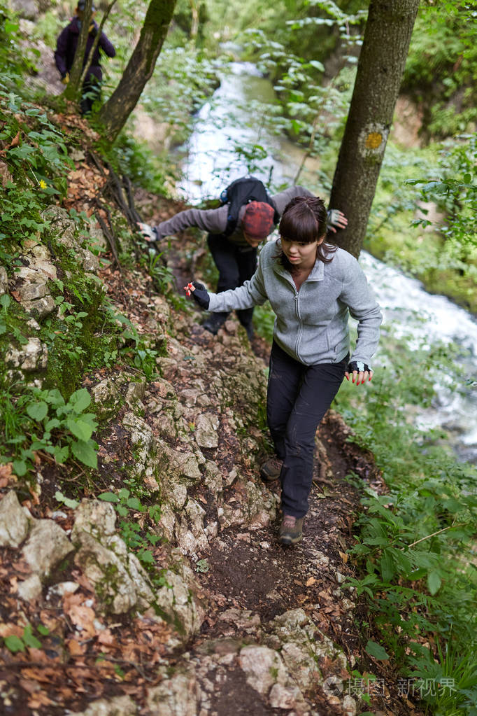 人们徒步漫步在山地森林里