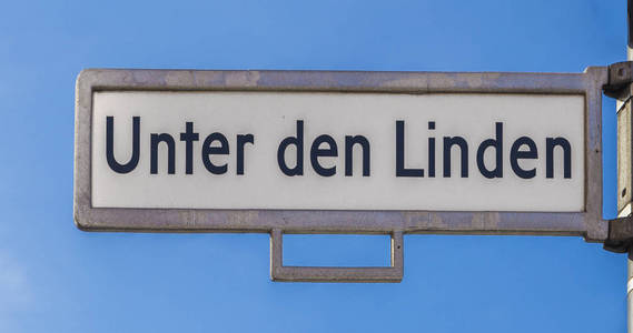 街道标志以名字在椴树之下 会计巢穴椴木 在柏林在蓝色天空之下