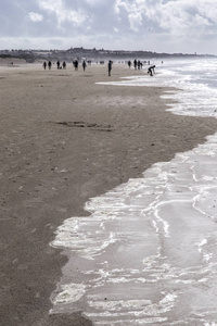 美丽的海景沙滩与人和海浪的剪影