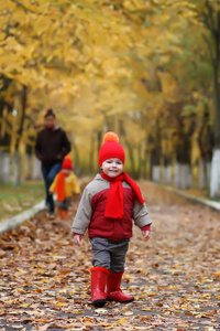 孩子在秋天公园