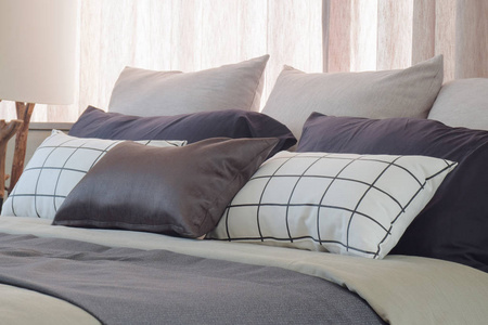经典的语气枕头设置在古典风格卧室的床上