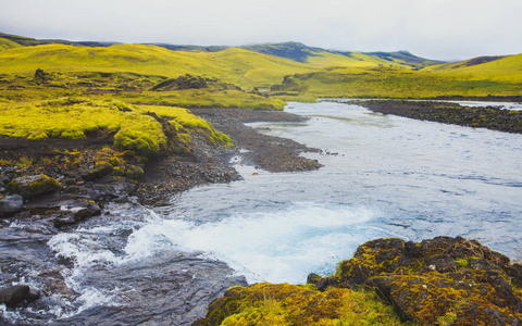 著名的冰岛最受欢迎旅游目的地和冰岛的高地 Landmannalaugar 五彩山徒步旅行枢纽景观视图，南冰岛