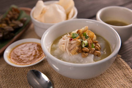 bubur 雄。鸡汤粥