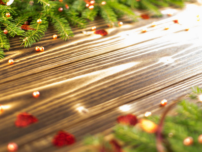 圣诞背景与冷杉分行在木质背景平躺和顶部的看法。圣诞花框装饰与复制空间。新年贺卡创意圣诞树边框