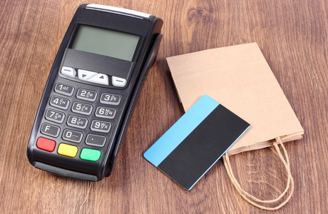 付款终端与非接触式信用卡和购物袋，无现金支付购物