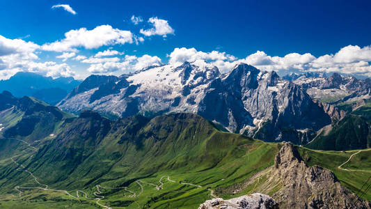 Marmolada 地块, Dolomiti, 依泰塔干。美丽的景色在 Marmolada 冰川和 Pordoi 通过从 gru