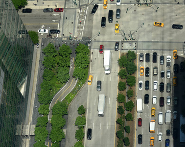 从纽约街头的摩天大楼上看。街道上的顶部风景与汽车在路上