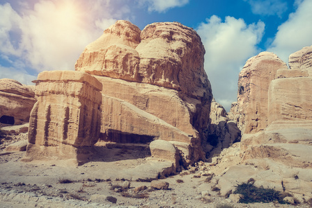 砂岩岩石中的佩特拉古城。约旦