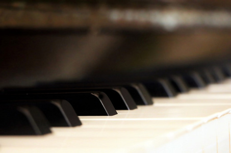钢琴键盘背景与选择性焦点