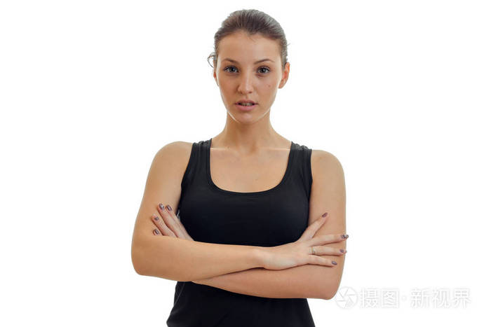 年轻漂亮的女孩穿着黑色衬衫的男人看着镜头,双臂抱在胸前特写