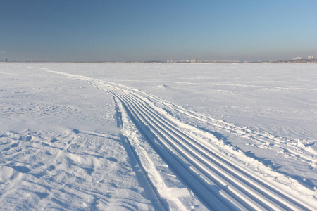 雪地车和雪橇冻储雪面上的痕迹图片