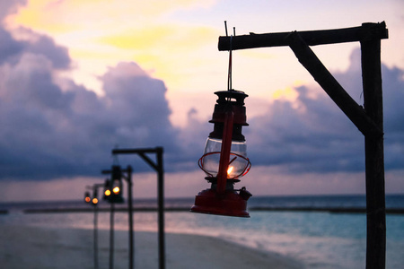 马尔代夫海岛海滩油灯照明和太平洋黄昏