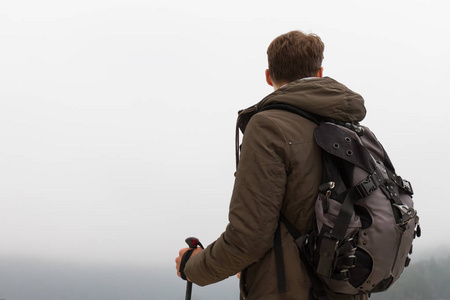 年轻的登山人运动员或旅行者和背包住