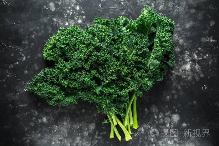 生有机新鲜采摘绿色花甘蓝在黑桌上