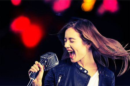 年轻女人在唱歌图片