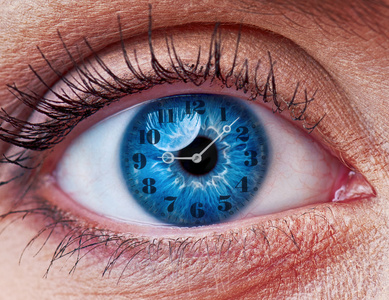 蓝色的女人眼睛与时钟