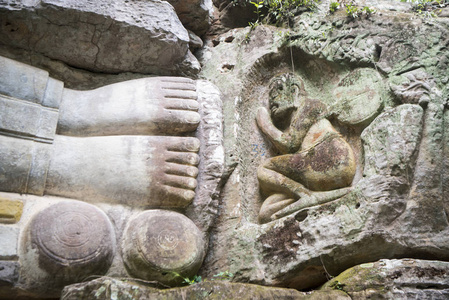 柬埔寨磅 Santuk 寺附近金边的雕刻砂岩佛像形象