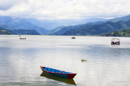 尼泊尔博克拉费瓦湖上的小木船