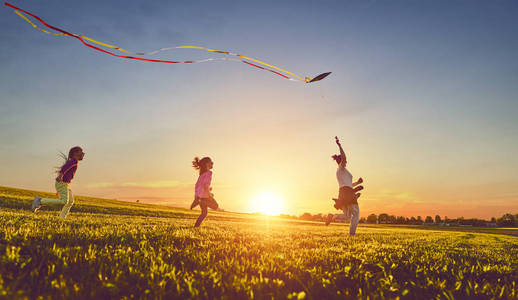 家庭风筝快乐的家庭在户外玩耍.