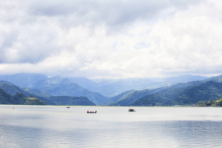 尼泊尔博克拉费瓦湖上的小木船