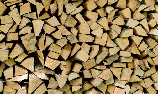 准备过冬的碎柴原木堆
