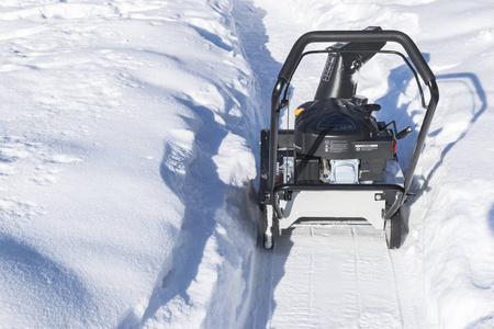 Snowblower 在一个冬天的日子里工作。扫雪在暴风雪后除去积雪。清理冰块。除雪机。用 snowblower 清理车道。雪鼓