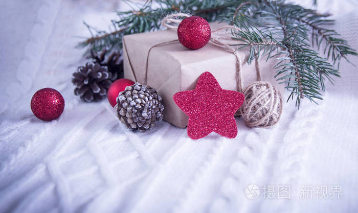 礼品盒和圣诞树树枝和白色装饰品
