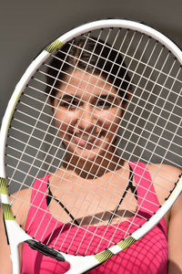 女孩少年网球运动员和球拍