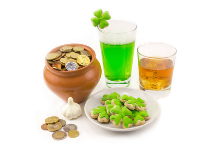 明亮啤酒绿色与三叶草玻璃威士忌金黄饮料与冰和黏土罐与硬币运气珍宝庆祝天圣