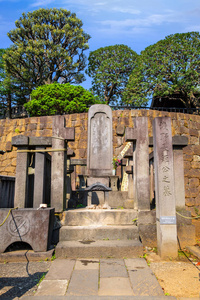 墓主亚高, 47 浪人的大师, 忠实的无主武士, 一个最受欢迎的日本历史史诗传奇在泉岳寺寺