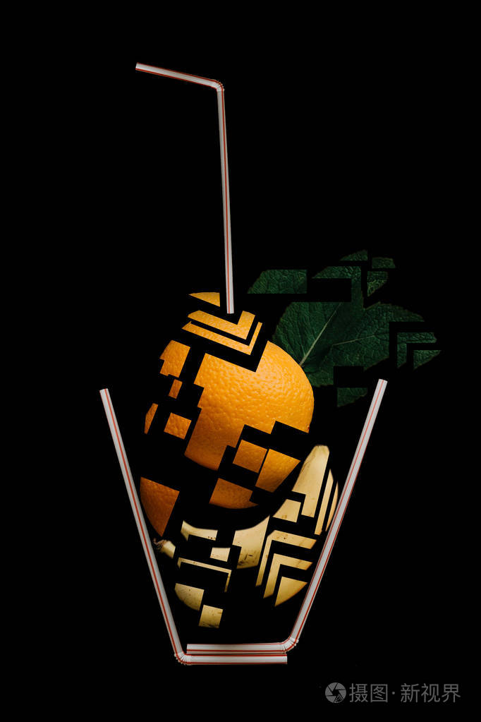 创意新鲜果汁混合橙和香蕉与薄荷叶或柠檬水在简约抽象马赛克风格的