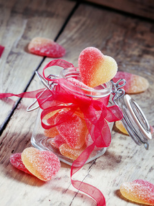 果冻在玻璃罐里的粉红色和黄色糖果心