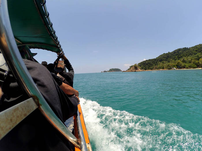 一组不明身份的旅游旅客乘船前往岛上