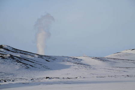 Krafla 发电厂地热发电站在冰岛。生态清洁可再生能源的产生。地热源景观与地热能源植物