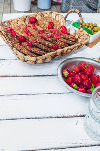 健康自制草莓饼干从燕麦片放置在白色花园质朴的餐桌上