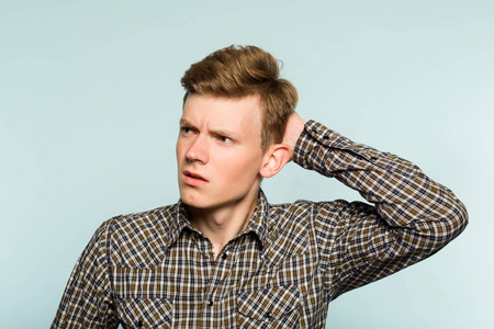 owlishly困惑的人抓头看 owlishly照片