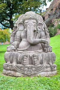 象头神雕像在一个美丽的山花园图片