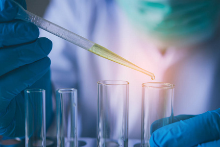设备和科学实验油倾吐的科学家与试管绿色制作研究实验室