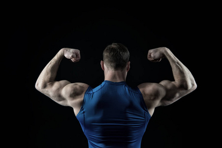 肌肉发达的身体训练在健身房的英俊健美男人照片