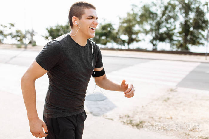 男人在街上做晨跑运动训练