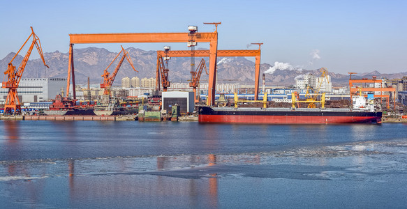 山海关船厂在冬天照片