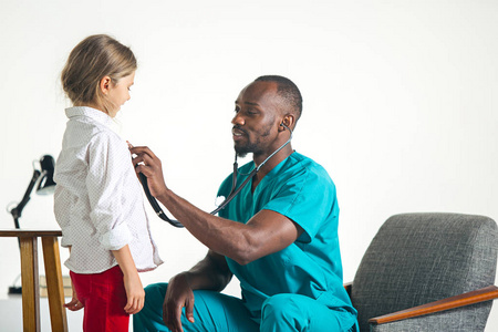 健康护理及医疗概念医生用听诊器听听医院儿童胸部