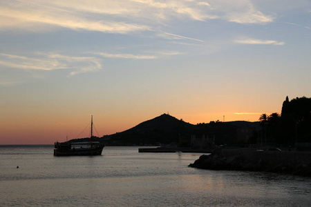 旅游船在日落时在海里，克罗地亚