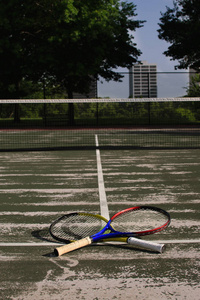 网球拍越过球场