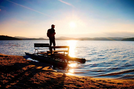 生活方式自然肖像年轻,快乐,美丽的亚洲旅游妇女与旅行箱到达疲惫的五