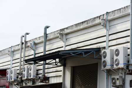 老工厂建筑系统是供热和冷却空气的管道系统