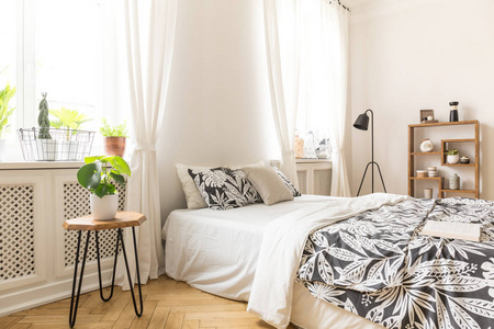 床头桌的真实相片与植物, 床用枕头和窗口装饰用白色窗帘
