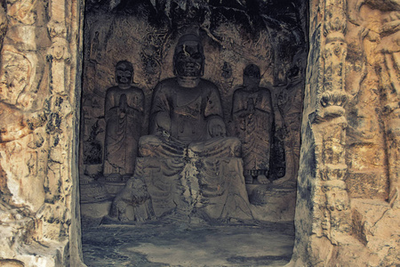 洛阳, 中国2017年12月25日 河南洛阳龙门石窟雕刻佛像图片